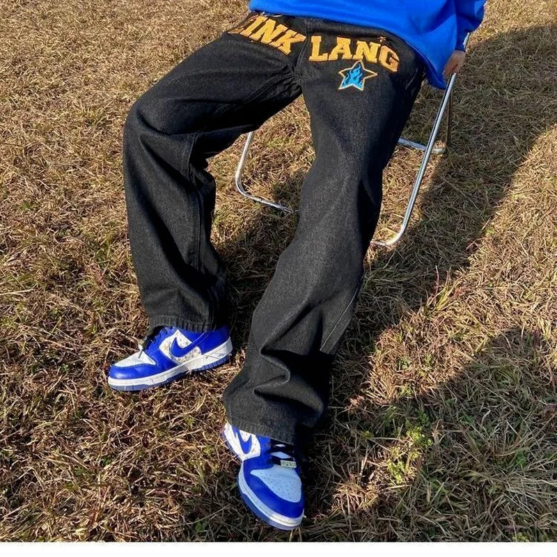 Jean negro con letras en llama